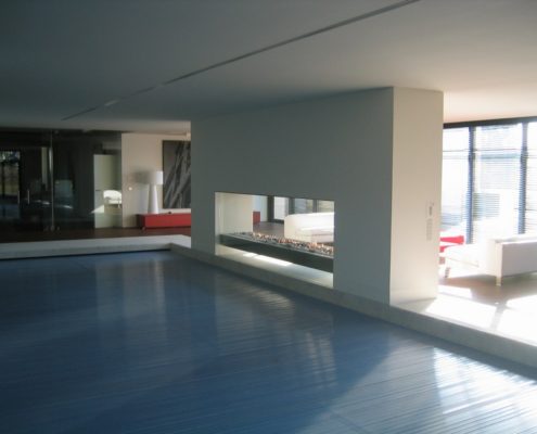 Panorámico a gás em chapa inox. aqui apresentado numa piscina suspenso do chão entre duas colunas e decorado com seixos em cerámica, vista A  3.80m