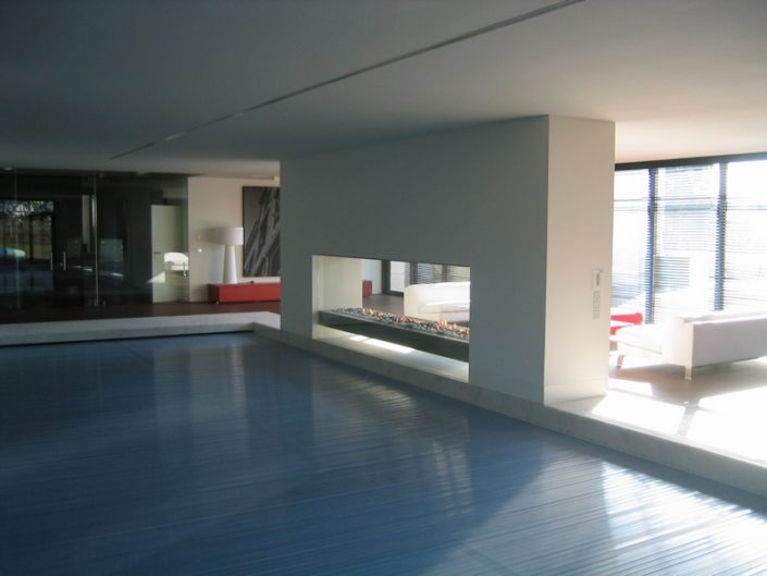 Panorámico a gás em chapa inox. aqui apresentado numa piscina suspenso do chão entre duas colunas e decorado com seixos em cerámica, vista A  3.80m