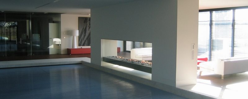 Panorámico a gás em chapa inox. aqui apresentado numa piscina suspenso do chão entre duas colunas e decorado com seixos em cerámica, vista A  3.80m