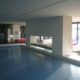 Panorámico a gás em chapa inox. aqui apresentado numa piscina suspenso do chão entre duas colunas e decorado com seixos em cerámica, vista A  3.80m
