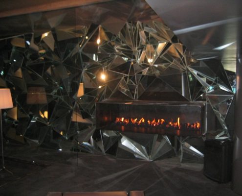 Panorámico a gás com carvão cerâmico aqui apresentado num painel gigante espelho trabalhado na forma de pirâmid no interior do bar Discoteca Twins Foz do Douro Porto 2.10m