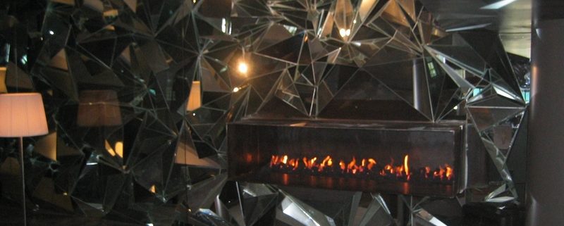 Panorámico a gás com carvão cerâmico aqui apresentado num painel gigante espelho trabalhado na forma de pirâmid no interior do bar Discoteca Twins Foz do Douro Porto 2.10m