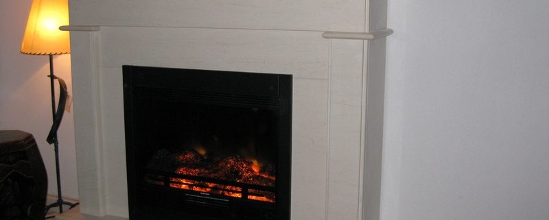Lourinda lareira decorativa em pedra moca creme aqui apresentada com o recuperador eléctrico mod. Detroit