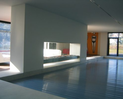 Panoráco a gás em chapa inox. aqui apresentado numa piscina suspenso do chão entre duas colunas e decorado com seixos em cerámica vista B  3.80m