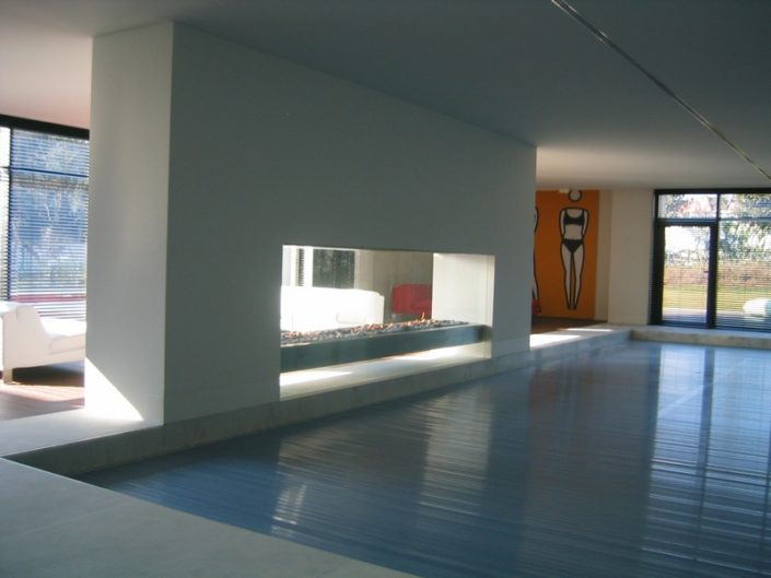 Panoráco a gás em chapa inox. aqui apresentado numa piscina suspenso do chão entre duas colunas e decorado com seixos em cerámica vista B  3.80m