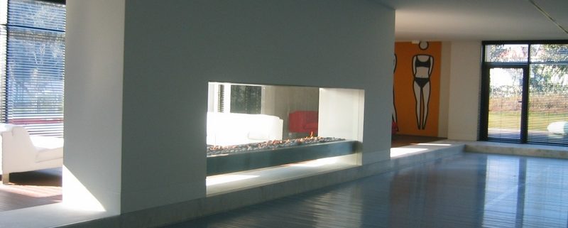 Panoráco a gás em chapa inox. aqui apresentado numa piscina suspenso do chão entre duas colunas e decorado com seixos em cerámica vista B  3.80m
