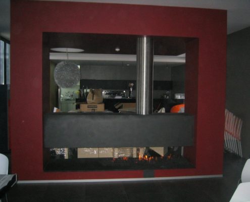 Panorámico a gás em chapa de ferro e forrado a pladure com duas frentes, aqui apresentado no centro de uma sala restaurante em Viana vista A  2.00m