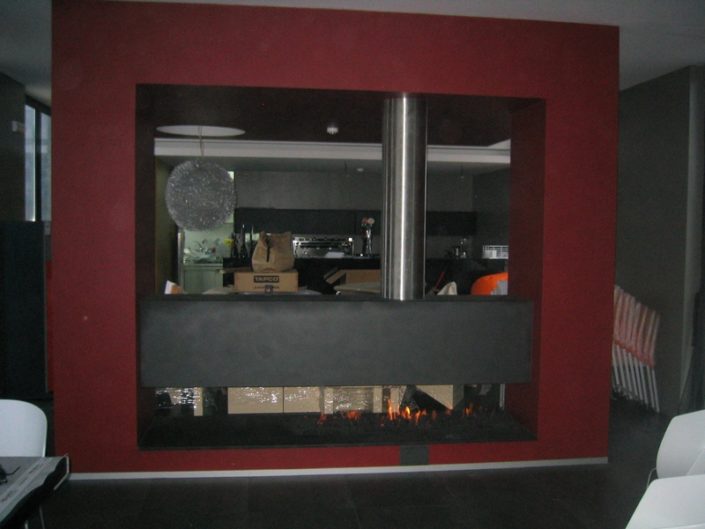 Panorámico a gás em chapa de ferro e forrado a pladure com duas frentes, aqui apresentado no centro de uma sala restaurante em Viana vista A  2.00m