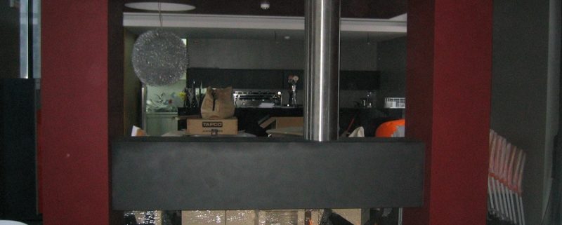 Panorámico a gás em chapa de ferro e forrado a pladure com duas frentes, aqui apresentado no centro de uma sala restaurante em Viana vista A  2.00m